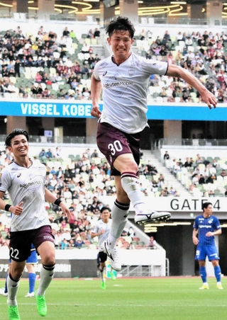 町田－神戸　前半４５分、初先発でプロ初ゴールとなる先制点を決め、跳び上がって喜ぶ神戸の山内（撮影・井川朋宏）