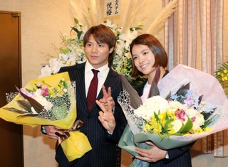 報道陣の求めに応じ、目指す２連覇を手で示した柔道パリ五輪代表の阿部一二三（左）と阿部詩＝神戸市中央区中山手通４、ラッセホール