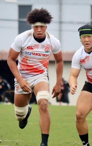 リーグワン１部神戸との練習試合で調整したＵ２０日本代表候補の京産大・石橋チューカ（左）＝２０２４年３月２４日、神戸市東灘区御影浜町、神鋼灘浜グラウンド