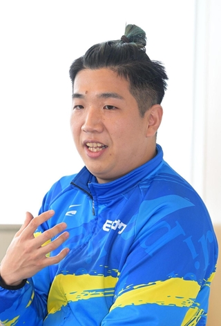 世界パラ陸上での抱負を語る佐藤友祈選手＝神戸市中央区東川崎町、神戸新聞社本社