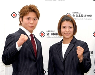 パリ五輪柔道日本代表に内定した阿部一二三（左）と阿部詩＝講道館（撮影・佐藤厚）