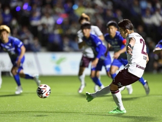 今治－神戸　延長前半、勝ち越しのＰＫを決める神戸・佐々木