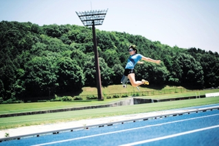 走り幅跳びに取り組む前川楓選手（こども本の森神戸提供）