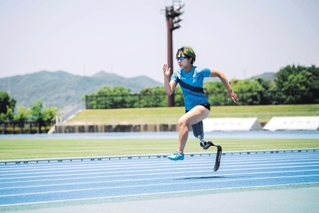 疾走する前川楓選手（こども本の森神戸提供）