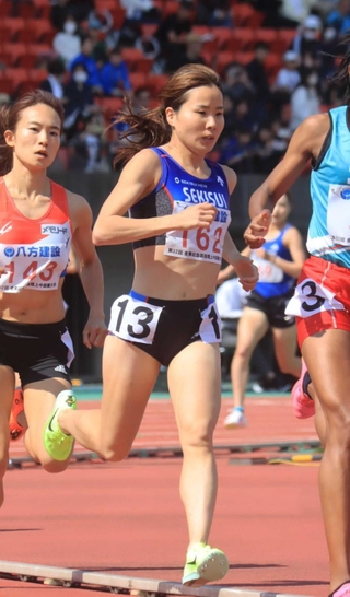 女子１５００メートルに出場する木村友香。同種目の強化を進め、４月中旬の選抜中・長距離大会では３位に入った＝１３日、熊本市のえがお健康スタジアム
