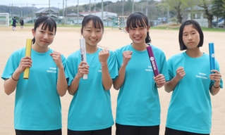 中学女子４００メートルリレーで躍進を期す吉川の選手たち＝三木市の同校