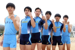 高校男子１６００メートルリレーで「勇猛果敢」なレースを目指す北摂三田のメンバー＝三田市の同校