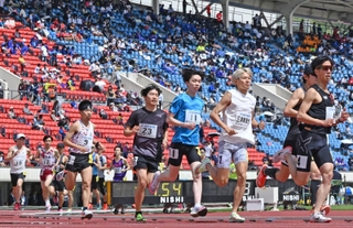 市民アスリート男女混合５０００メートルで軽快にトラックを走る選手たち＝２０日午前、神戸市須磨区、ユニバー記念競技場（撮影・大田将之）
