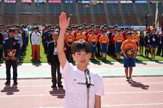 開会式で宣誓する但馬ＡＣの十倉一誠さん＝２０日午前、神戸市須磨区、ユニバー記念競技場（撮影・大田将之）
