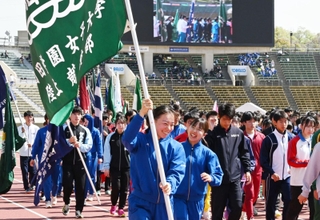 兵庫リレーカーニバルの開会式を終え、退場する選手たち＝２０日午前、神戸市須磨区、ユニバー記念競技場（撮影・大田将之）