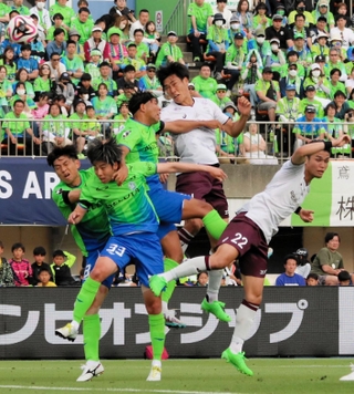 湘南－神戸　前半、ゴール前の空中戦で競り合う神戸の山川（中央奥）ら