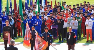 開会式で昨年の優勝チームが優勝旗を返還した＝２０日午前、神戸市須磨区、ユニバー記念競技場（撮影・笠原次郎）