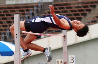 中学男子走り高跳び決勝　大会記録となる１メートル９６をクリアする社の藤井洸太朗（撮影・笠原次郎）