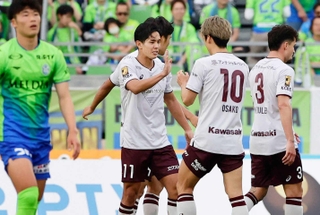 湘南に競り勝ち、大迫（１０）とタッチを交わす神戸・武藤