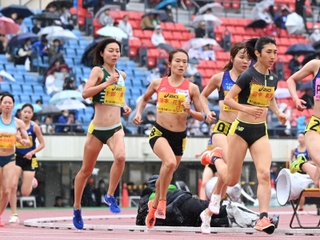 グランプリ女子１５００メートル決勝　優勝したニューバランスの田中希実（右端）＝撮影・大田将之
