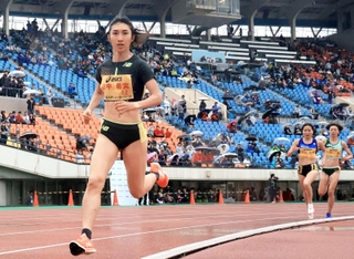 グランプリ女子１５００メートル決勝　最終周に抜け出した田中希実（撮影・小林良多）