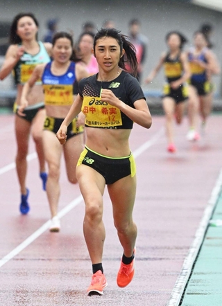 グランプリ女子１５００メートル決勝　大会新で優勝したニューバランスの田中希実（撮影・大田将之）
