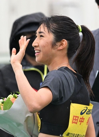 グランプリ女子１５００メートル決勝　レース後、花束を手に笑顔を見せる田中希実（撮影・大田将之）