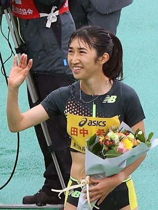 グランプリ女子１５００メートル　大会新で優勝し、スタンドからの声に応える田中希実（撮影・笠原次郎）