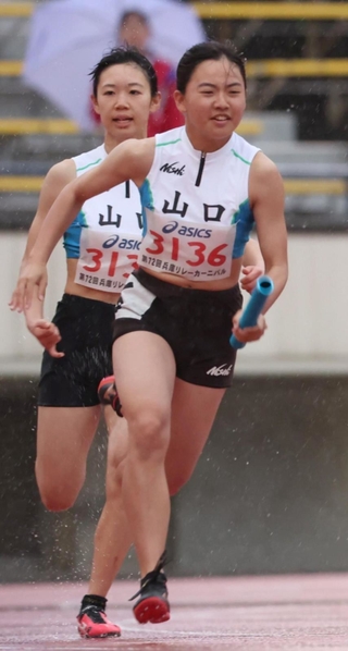 中学女子４００メートルリレー決勝　アンカー勝負となり、力走する山口の図師みなみ（３１３６）。後ろは第３走者の江上加里菜（撮影・笠原次郎）