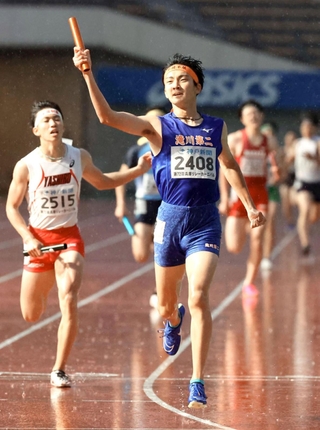 高校男子１６００メートルリレー決勝　混戦を抜け出し、トップでフィニッシュする滝川第二のアンカー久保（２４０８）＝撮影・小林良多