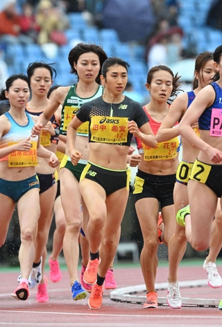 兵庫リレーカーニバルのグランプリ女子１５００メートルで、大会新記録で４連覇した田中希実（中央）＝２１日午後、ユニバー記念競技場（撮影・大田将之）