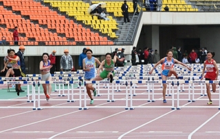 中学女子１００メートル障害　力走する選手たち＝ユニバー記念競技場（撮影・大田将之）