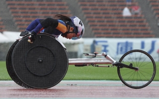 女子パラ車いす１００メートル　１位になったトヨタ自動車の村岡桃佳（撮影・笠原次郎）