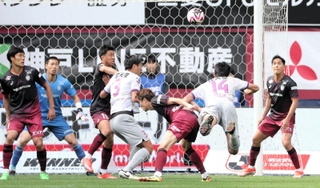 神戸-京都　後半、京都・原（１４）にヘディングで先制点を許す＝神戸市兵庫区、ノエビアスタジアム神戸（撮影・中西幸大）