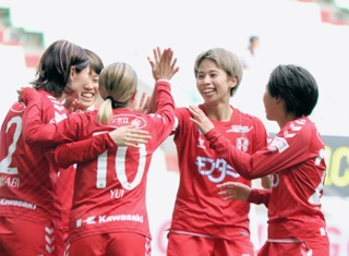 ＩＮＡＣ神戸-マイナビ仙台　前半、チーム２点目を決めたＩＮＡＣ神戸の成宮（１０）を祝福する田中（右から２人目）