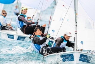 パリ五輪代表に内定した吉岡美帆（手前左）と岡田奎樹（同右）組＝４月、スペイン・マジョルカ島沖（提供・セーリングエナジー／プリンセスソフィア・マヨルカ）