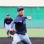 慶大との練習試合で好投する関大の金丸夢斗投手＝３月１７日、大阪府吹田市の関大グラウンド