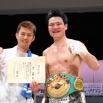 試合に勝利し、ベルトを巻いて笑顔を見せる野中悠樹（右）ら＝６日午後、堺市産業振興センター（撮影・風斗雅博）