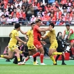 神戸ー東京ＳＧ　前半、相手陣内へと攻め込む神戸の山中（中央）＝撮影・風斗雅博