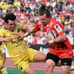 神戸ー東京ＳＧ　後半、相手のタックルをかわしてリトル（右）がトライを決め、１８ー２８とする＝７日午後、神戸市須磨区緑台、ユニバー記念競技場（撮影・風斗雅博）