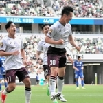 町田－神戸　前半４５分、初先発で先制の初ゴールを決め、跳び上がって喜ぶ神戸の山内（中央）＝東京・国立競技場