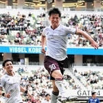 町田－神戸　前半４５分、初先発でプロ初ゴールとなる先制点を決め、跳び上がって喜ぶ神戸の山内（撮影・井川朋宏）