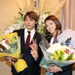 報道陣の求めに応じ、目指す２連覇を手で示した柔道パリ五輪代表の阿部一二三（左）と阿部詩＝神戸市中央区中山手通４、ラッセホール