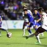 今治－神戸　延長前半、勝ち越しのＰＫを決める神戸・佐々木