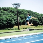 走り幅跳びに取り組む前川楓選手（こども本の森神戸提供）