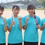 中学女子４００メートルリレーで躍進を期す吉川の選手たち＝三木市の同校