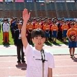 開会式で宣誓する但馬ＡＣの十倉一誠さん＝２０日午前、神戸市須磨区、ユニバー記念競技場（撮影・大田将之）