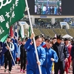 兵庫リレーカーニバルの開会式を終え、退場する選手たち＝２０日午前、神戸市須磨区、ユニバー記念競技場（撮影・大田将之）