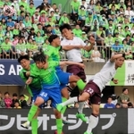 湘南－神戸　前半、ゴール前の空中戦で競り合う神戸の山川（中央奥）ら