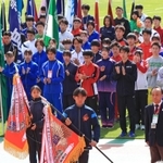 開会式で昨年の優勝チームが優勝旗を返還した＝２０日午前、神戸市須磨区、ユニバー記念競技場（撮影・笠原次郎）