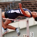 中学男子走り高跳び決勝　大会記録となる１メートル９６をクリアする社の藤井洸太朗（撮影・笠原次郎）