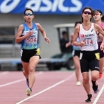 アシックスチャレンジ女子５０００メートル決勝　１位となったシスメックスの尾崎光（左）はラストでノーリツの清水里名（右）と激しく競う（撮影・大田将之）