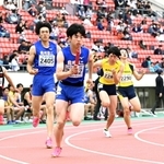 バトンをつなぐ高校男子１６００メートルリレーの選手たち＝２０日午後、ユニバー記念競技場（撮影・大田将之）