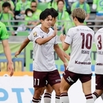 湘南に競り勝ち、大迫（１０）とタッチを交わす神戸・武藤