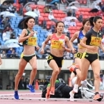 グランプリ女子１５００メートル決勝　優勝したニューバランスの田中希実（右端）＝撮影・大田将之
